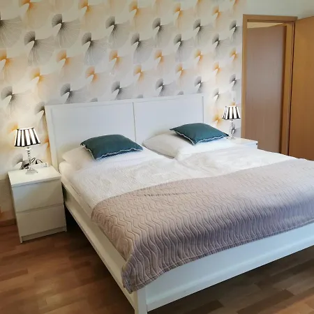 Gruppenferienhaus Zum Rabenhorst Fur Bis Zu 16 Personen Am Waldrand Gelegen Holiday home