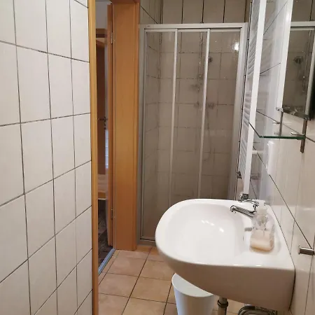 Gruppenferienhaus Zum Rabenhorst Fur Bis Zu 16 Personen Am Waldrand Gelegen Hallenberg