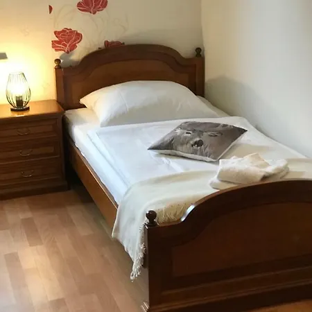 Gruppenferienhaus Zum Rabenhorst Fur Bis Zu 16 Personen Am Waldrand Gelegen Hallenberg