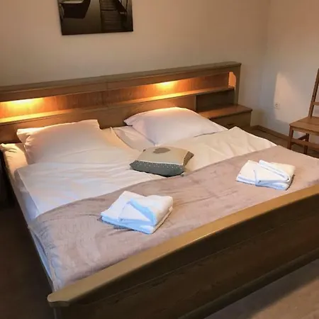 Gruppenferienhaus Zum Rabenhorst Fur Bis Zu 16 Personen Am Waldrand Gelegen Holiday home *