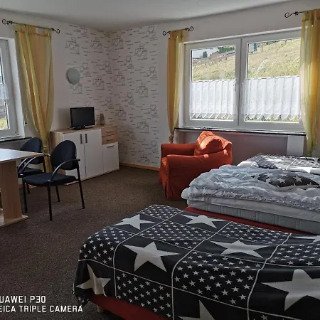 Gruppenferienhaus Zum Rabenhorst Fur Bis Zu 16 Personen Am Waldrand Gelegen Holiday home